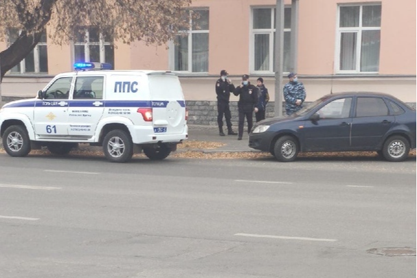 Горожане в соцсетях делятся снимками детей, которых останавливают сотрудники полиции Горожане в соцсетях делятся снимками детей, которых останавливают сотрудники полиции