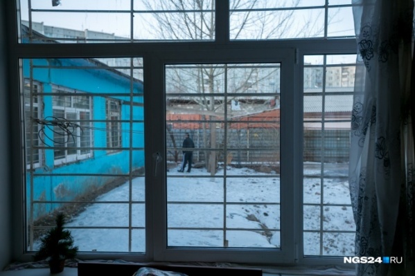 Школьник таким образом хотел получить внимание девушки Школьник таким образом хотел получить внимание девушки