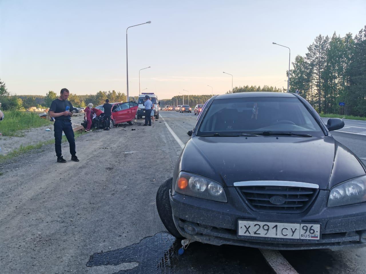 Hyundai Elantra по касательной задела Skoda Hyundai Elantra по касательной задела Skoda
