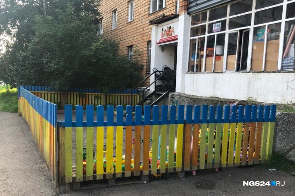 В таком крошечном дворике гуляют дети, живущие в «Доме матери» В таком крошечном дворике гуляют дети, живущие в «Доме матери»