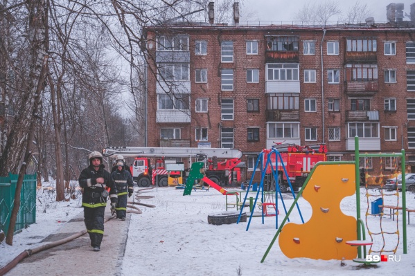 Огонь полностью уничтожил крышу здания, тушить пожар приезжали пожарные Огонь полностью уничтожил крышу здания, тушить пожар приезжали пожарные
