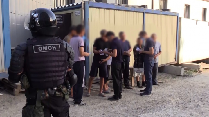 На Дону полиция накрыла сеть, которая делала мигрантам паспорта для нелегального въезда в Россию