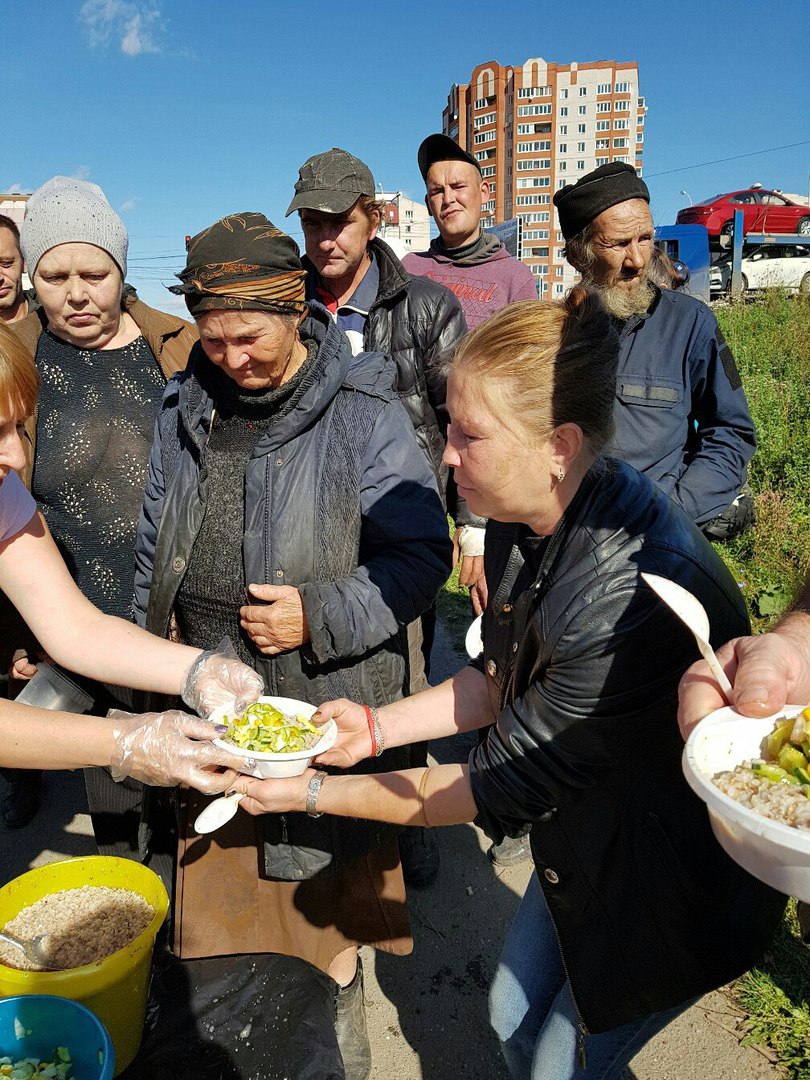 Со стола кормильцев бездомные ничего без спроса не хватают — дожидаются, когда обед им дадут в руки