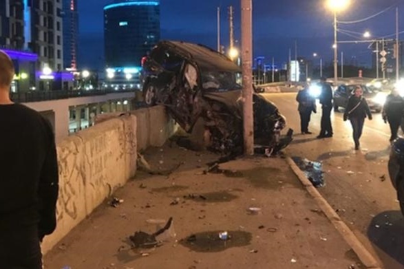 Внедорожник удержал столб, иначе бы он наверняка слетел вниз с моста Внедорожник удержал столб, иначе бы он наверняка слетел вниз с моста