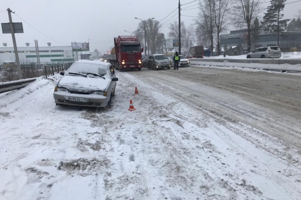 Автомобиль наехал на девушку в 14:30 Автомобиль наехал на девушку в 14:30