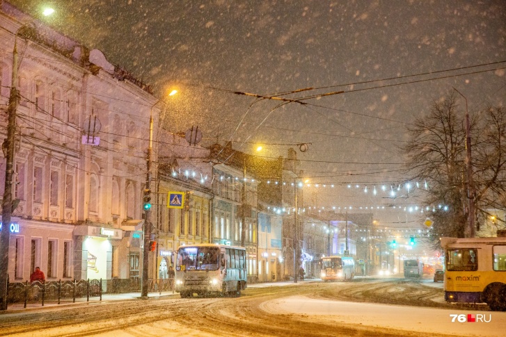 Перед Новым годом в Ярославле прошел <a href="https://76.ru/text/transport/2020/12/26/69661731/" target="_blank" class="_">мощный снегопад</a>