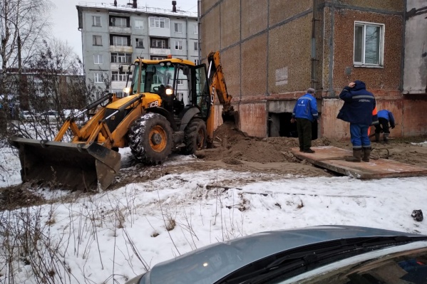 Когда сотрудники «РВК-Архангельск» пытались заделать дыру, отвалилась панель Когда сотрудники «РВК-Архангельск» пытались заделать дыру, отвалилась панель