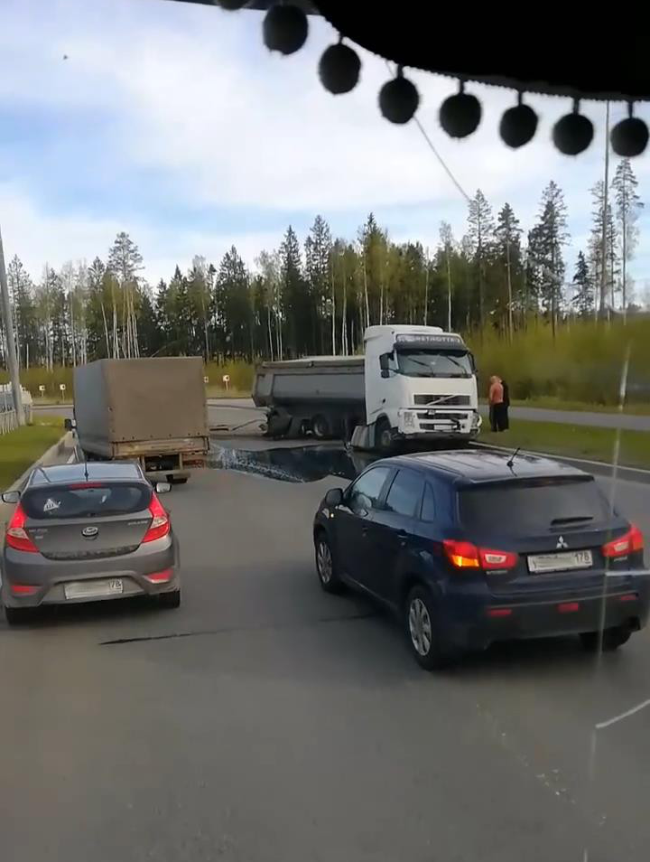 Скриншот видео из группы <a href="https://vk.com/wall-68471405_13214980" target="_blank" class="_">«ДТП и ЧП | Санкт-Петербург»</a>