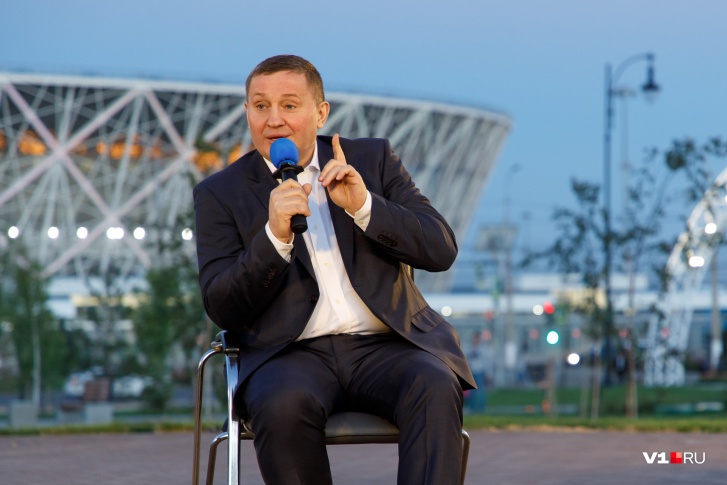 Традиционно старающийся не надевать маску губернатор решил рассказать о грандиозных планах на Волгоградскую область на «Волгоград Арене» Традиционно старающийся не надевать маску губернатор решил рассказать о грандиозных планах на Волгоградскую область на «Волгоград Арене»