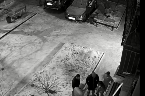 После часа ночи в кальянной собрались 30 человек, но полицейские внутрь попасть не смогли После часа ночи в кальянной собрались 30 человек, но полицейские внутрь попасть не смогли