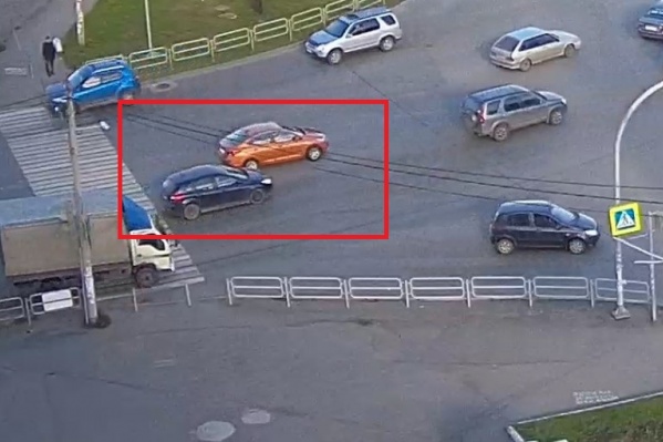 Оранжевый Hyundai Solaris и синий Ford Focus притёрлись боками, но перекрёсток этому способствовал Оранжевый Hyundai Solaris и синий Ford Focus притёрлись боками, но перекрёсток этому способствовал