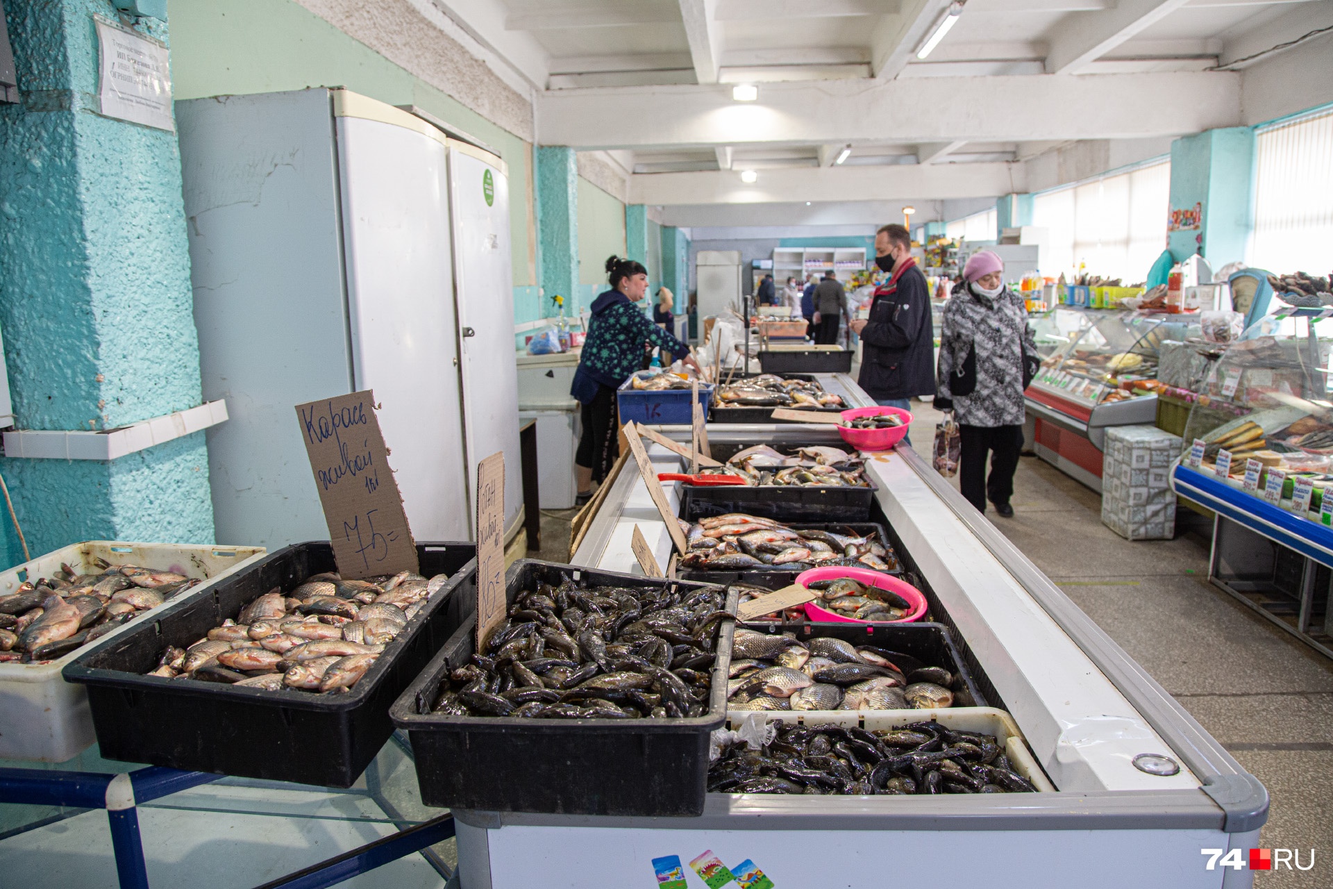 В рыбном отделе продавец тоже без маски В рыбном отделе продавец тоже без маски