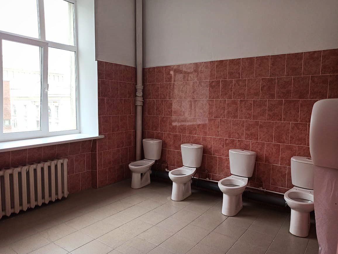 Когда нечего скрывать: в архитектурной академии сделали туалет без перегородок