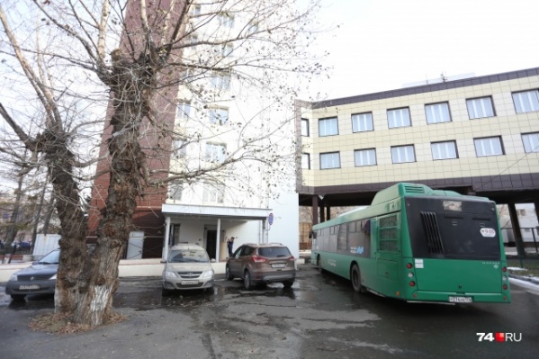 Пациентов доставляют в хирургический корпус ГКБ <nobr class="_">№ 1</nobr> Пациентов доставляют в хирургический корпус ГКБ <nobr class="_">№ 1</nobr>