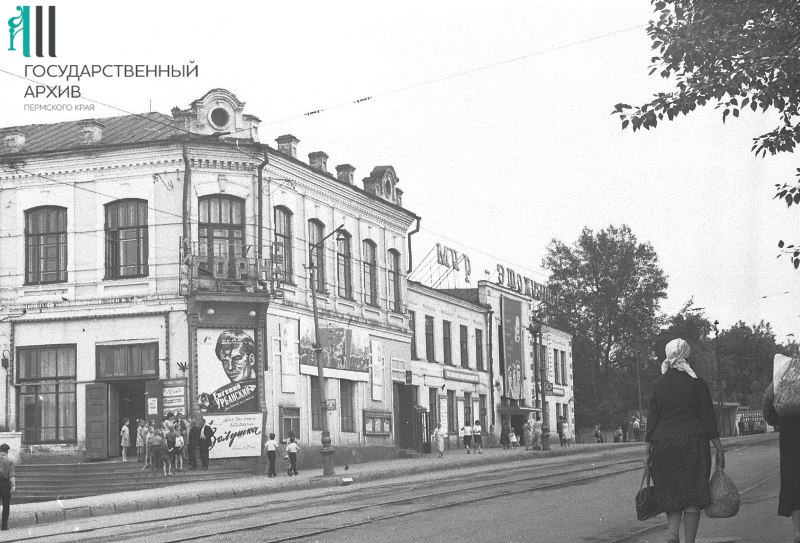 Фото сделано в советские годы, когда электротеатр «Заря» уже превратился в кинотеатр «Горн» Фото сделано в советские годы, когда электротеатр «Заря» уже превратился в кинотеатр «Горн»