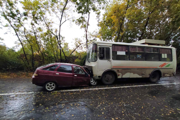 В этой аварии травмы получили водитель и пассажиры легковушки В этой аварии травмы получили водитель и пассажиры легковушки