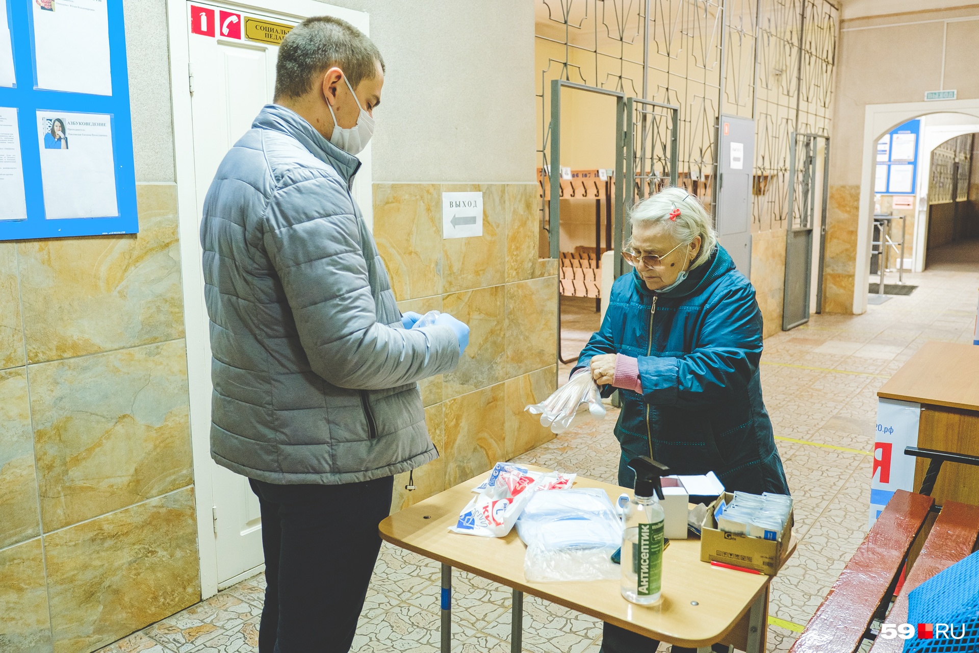 По правилам на входе нужно надеть перчатки По правилам на входе нужно надеть перчатки
