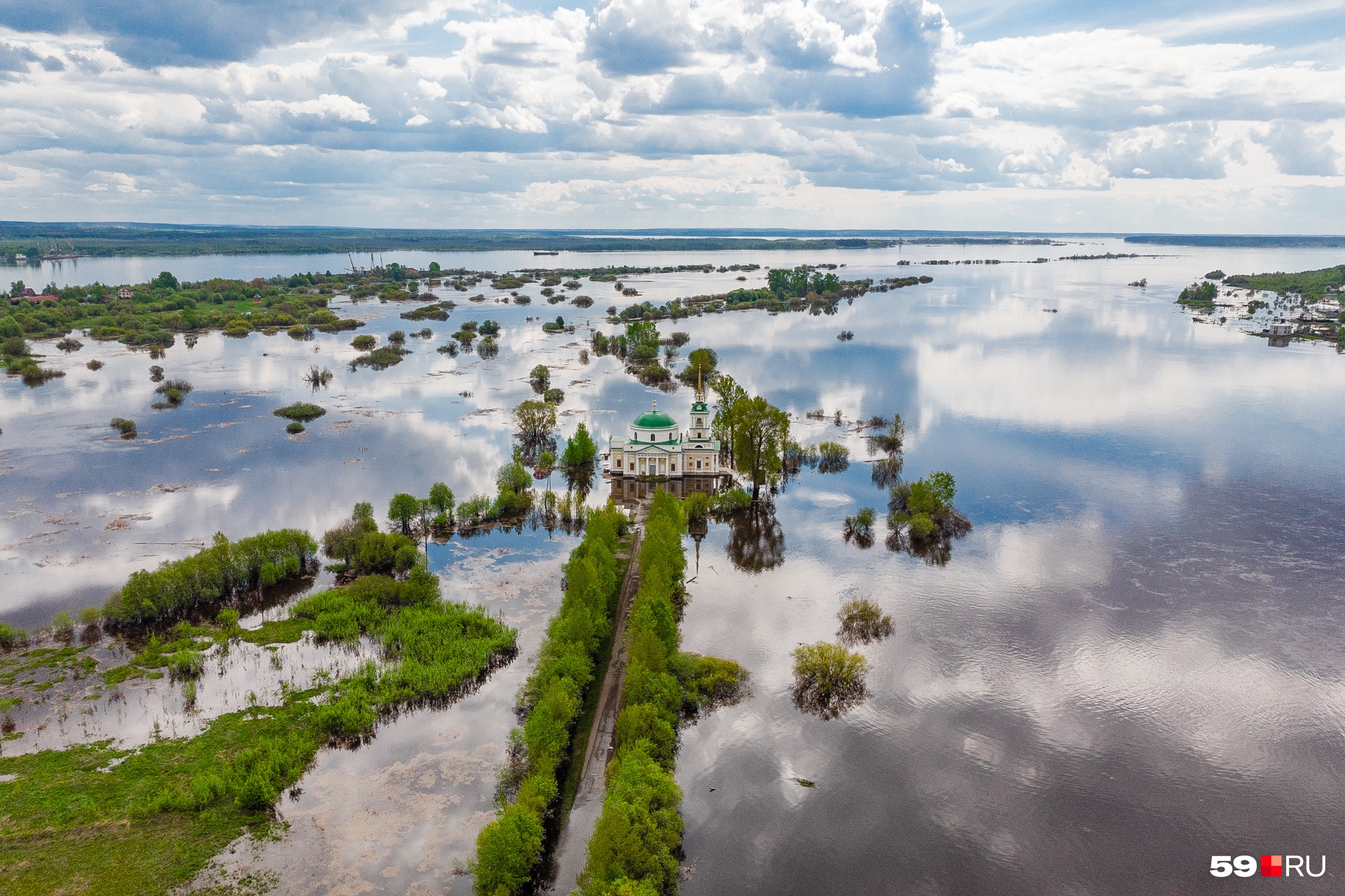 Ново-Никольская церковь в Усолье и подступы к ней теперь выглядят так Ново-Никольская церковь в Усолье и подступы к ней теперь выглядят так