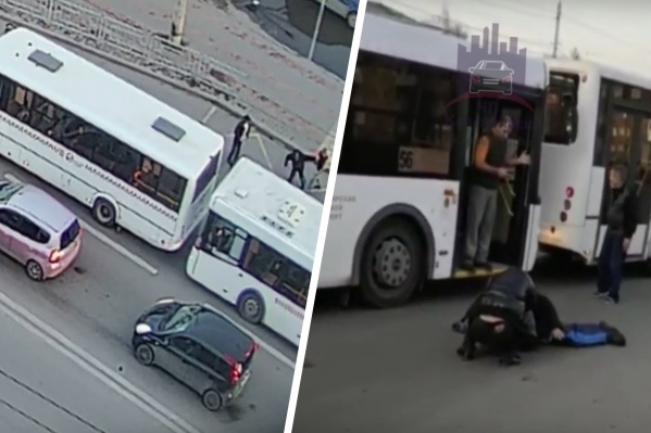 Автобус во время того, как мужчины пытались войти в него, стоял во второй полосе на дороге Автобус во время того, как мужчины пытались войти в него, стоял во второй полосе на дороге