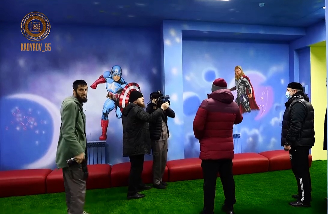 Кадыров потребовал заменить персонажей Marvel в детском центре «настоящими героями» и получил отказ