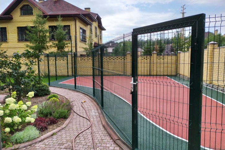 Этот на вид легкий забор соответствует антитеррористическим нормам Этот на вид легкий забор соответствует антитеррористическим нормам