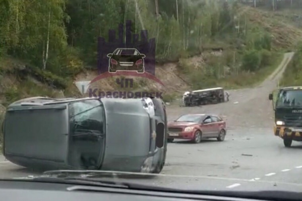 Один из автомобилей после столкновения оказался на аварийном съезде Один из автомобилей после столкновения оказался на аварийном съезде