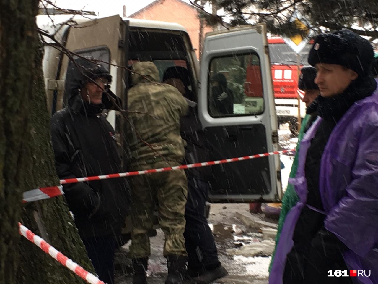 Увозят тело одного из погибших Увозят тело одного из погибших