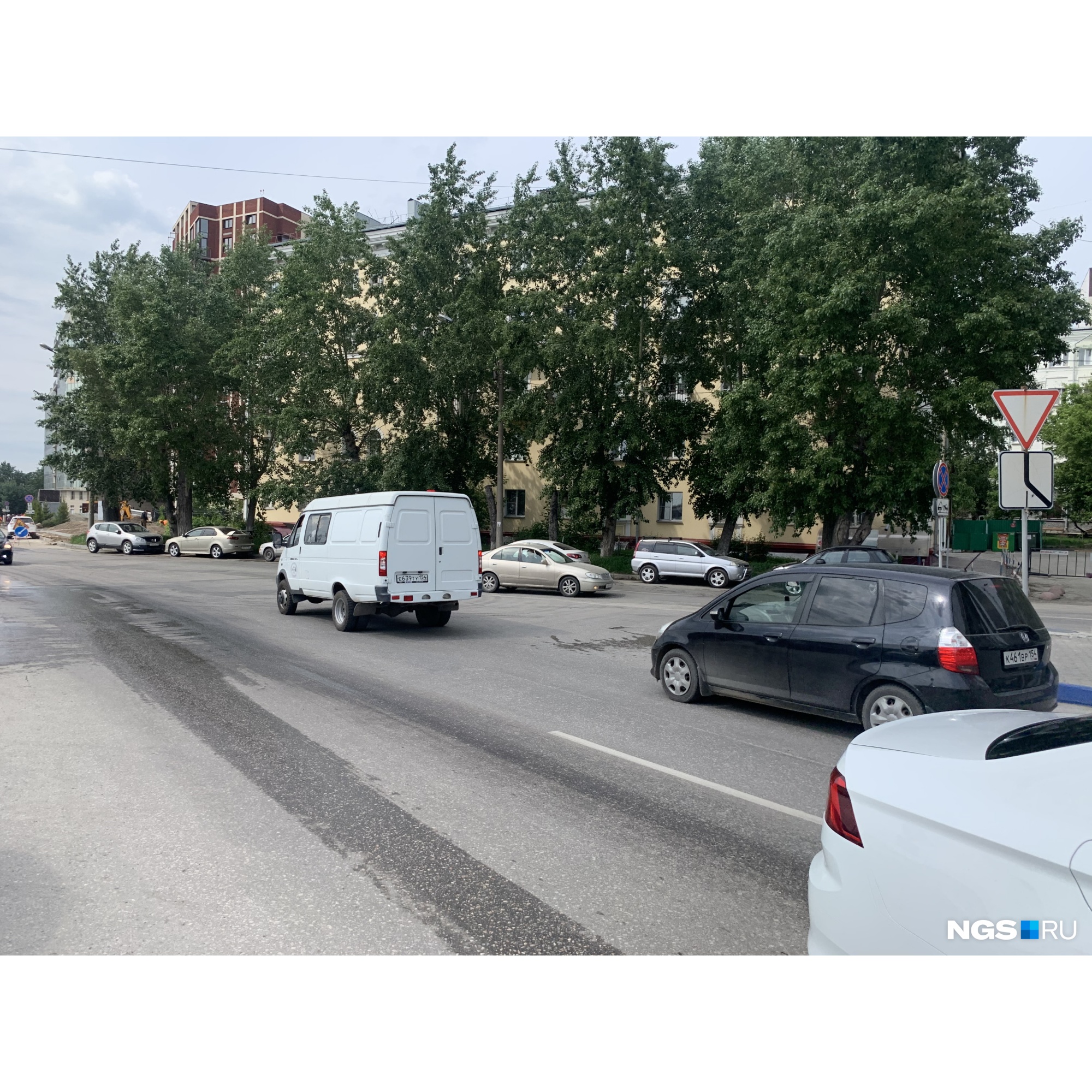 Приходится контролировать два направления Приходится контролировать два направления