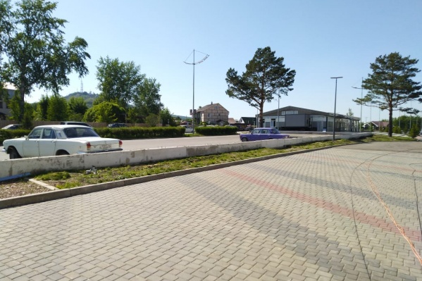 Забор уже частично демонтирован, теперь нужно привести в порядок территорию Забор уже частично демонтирован, теперь нужно привести в порядок территорию