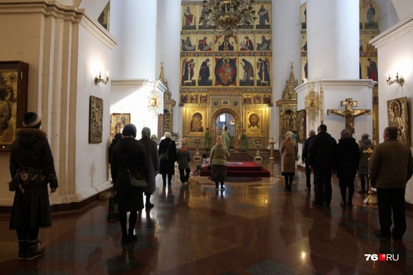 Народу в храме мало, люди стоят, соблюдая дистанцию Народу в храме мало, люди стоят, соблюдая дистанцию