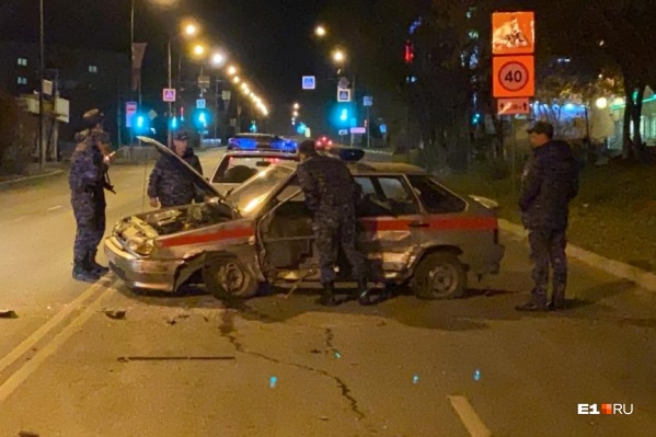 Дверь легкового автомобиля отлетела Дверь легкового автомобиля отлетела