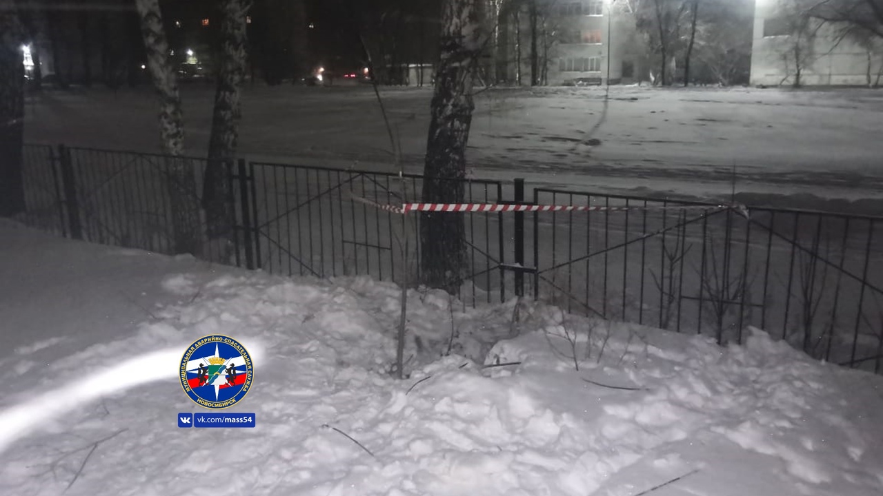 Яма была огорожена сигнальной лентой Яма была огорожена сигнальной лентой