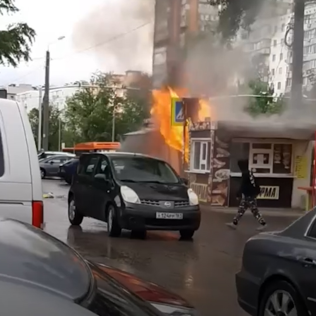 В Ростове сгорел ларек. Погиб один человек