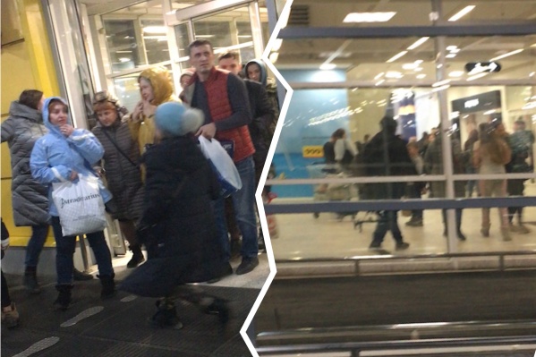 Люди не торопились покидать здание, не получив вещи в гардеробе Люди не торопились покидать здание, не получив вещи в гардеробе