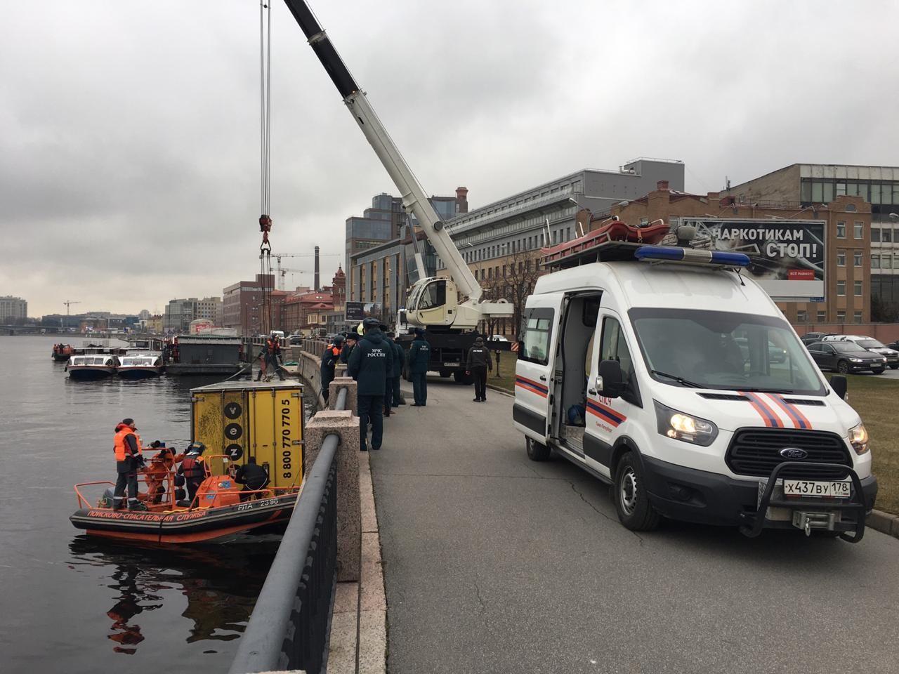 Водитель петербурга. Машина упала в Неву. Авария на Выборгской набережной. Фура упала в Неву.