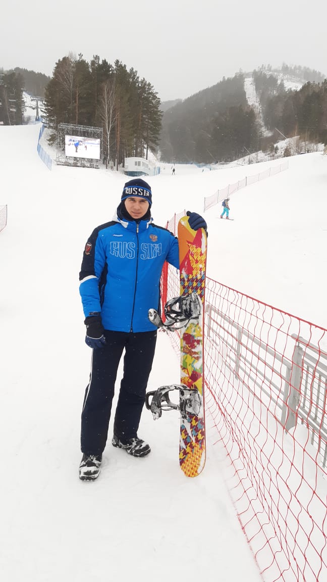 В свободное время Алексей увлекается спортом, в том числе катается на сноуборде 