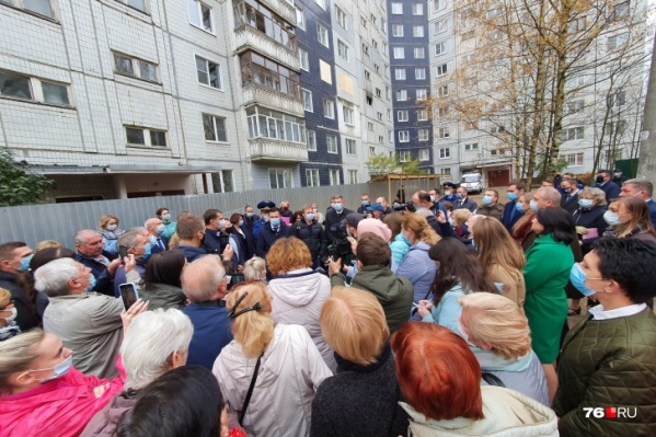 Жильцы требуют от властей помощи Жильцы требуют от властей помощи