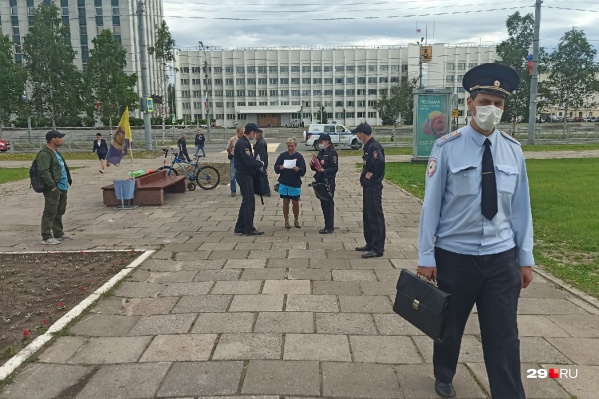 Протоколы, как объяснили сами участники, составили на них якобы из-за нарушения социальной дистанции Протоколы, как объяснили сами участники, составили на них якобы из-за нарушения социальной дистанции