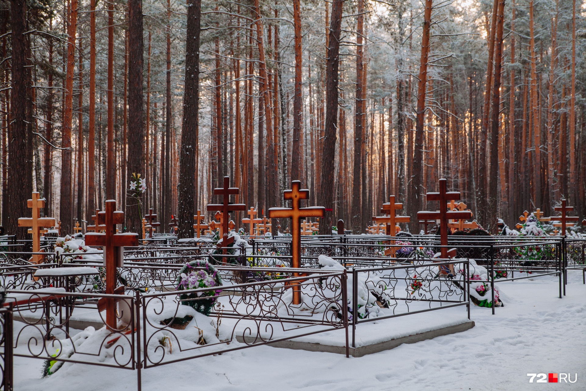 — Если хороним с коронавирусом человека, то гроб закрытый. Прощаться родные подходят, когда уже начинаем закапывать, — рассказывают копщики — Если хороним с коронавирусом человека, то гроб закрытый. Прощаться родные подходят, когда уже начинаем закапывать, — рассказывают копщики