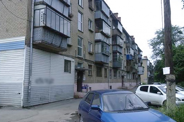 ДТП случилось во дворе этого дома, когда машина сдавала назад ДТП случилось во дворе этого дома, когда машина сдавала назад