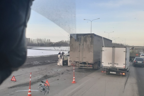 Очевидцы успели запечатлеть кадры с последствиями аварии Очевидцы успели запечатлеть кадры с последствиями аварии