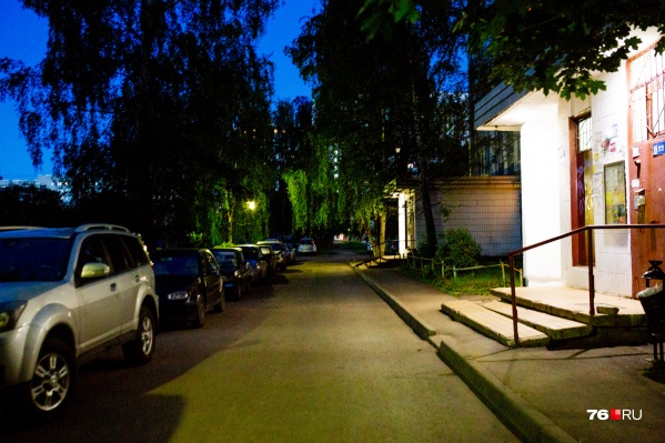 Мужчина испортил машины в одном из брагинских дворов, пока их владельцы спокойно спали Мужчина испортил машины в одном из брагинских дворов, пока их владельцы спокойно спали