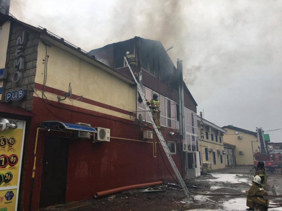 В МЧС прокомментировали крупный пожар в кальянной в Октябрьском