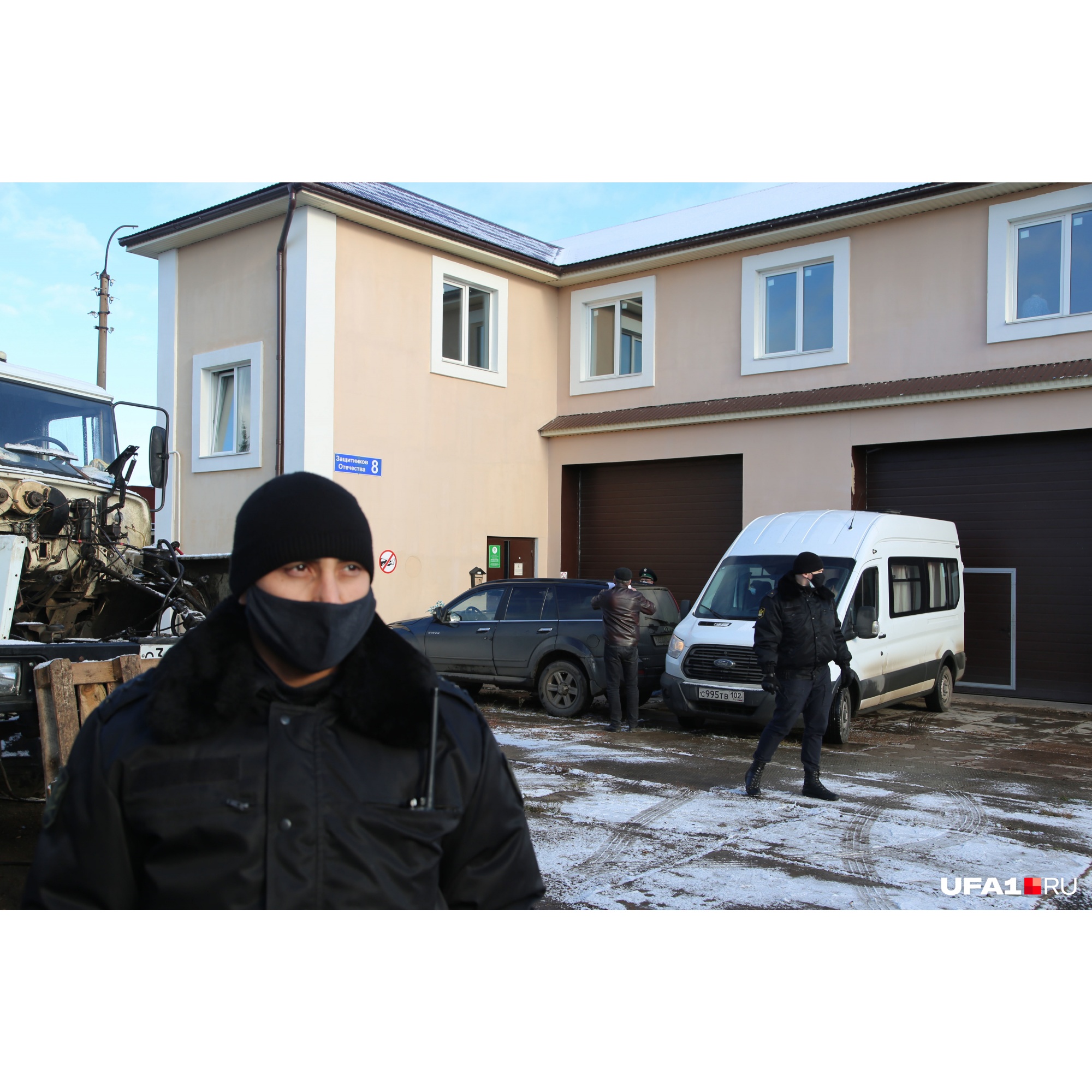 Приставы закрыли обзор, чтобы не был виден вход в здание Приставы закрыли обзор, чтобы не был виден вход в здание 