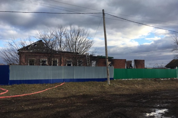 Дом горел по всей площади Дом горел по всей площади 