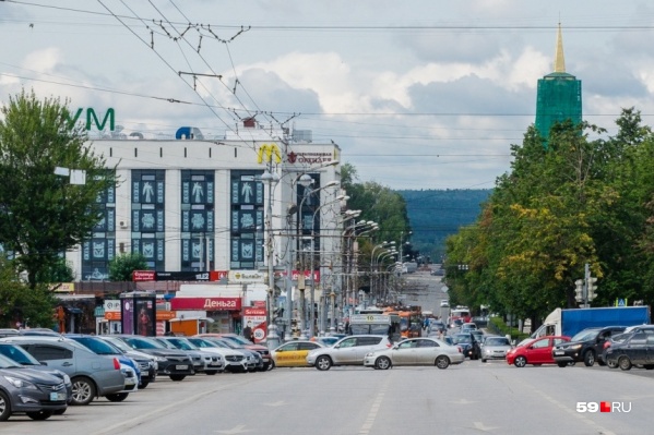 Перед ЦУМом власти планируют сделать второстепенный проезд, для этого нужно снести угловые киоски Перед ЦУМом власти планируют сделать второстепенный проезд, для этого нужно снести угловые киоски