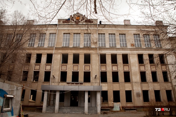 Школу имени Федора Ефимовича Федорова построили в 1959 году. В 2019 году родители учеников у стен учебного заведения устроили скандал: они требовали отремонтировать здание. Но в итоге власти приняли решение снести школу. Строители уже приступили к работе Школу имени Федора Ефимовича Федорова построили в 1959 году. В 2019 году родители учеников у стен учебного заведения устроили скандал: они требовали отремонтировать здание. Но в итоге власти приняли решение снести школу. Строители уже приступили к работе