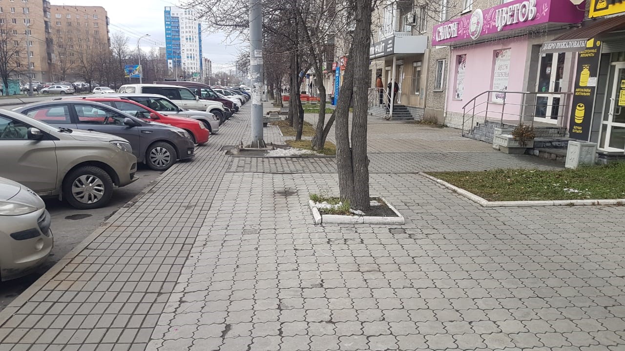 Собственники магазинов уложили разную плитку, но в мэрии считают, что из-за этого срочно укладывать асфальт не надо Собственники магазинов уложили разную плитку, но в мэрии считают, что из-за этого срочно укладывать асфальт не надо