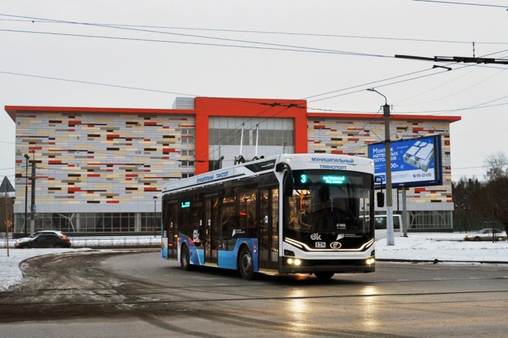 Новый троллейбус на фоне нового торгового комплекса
