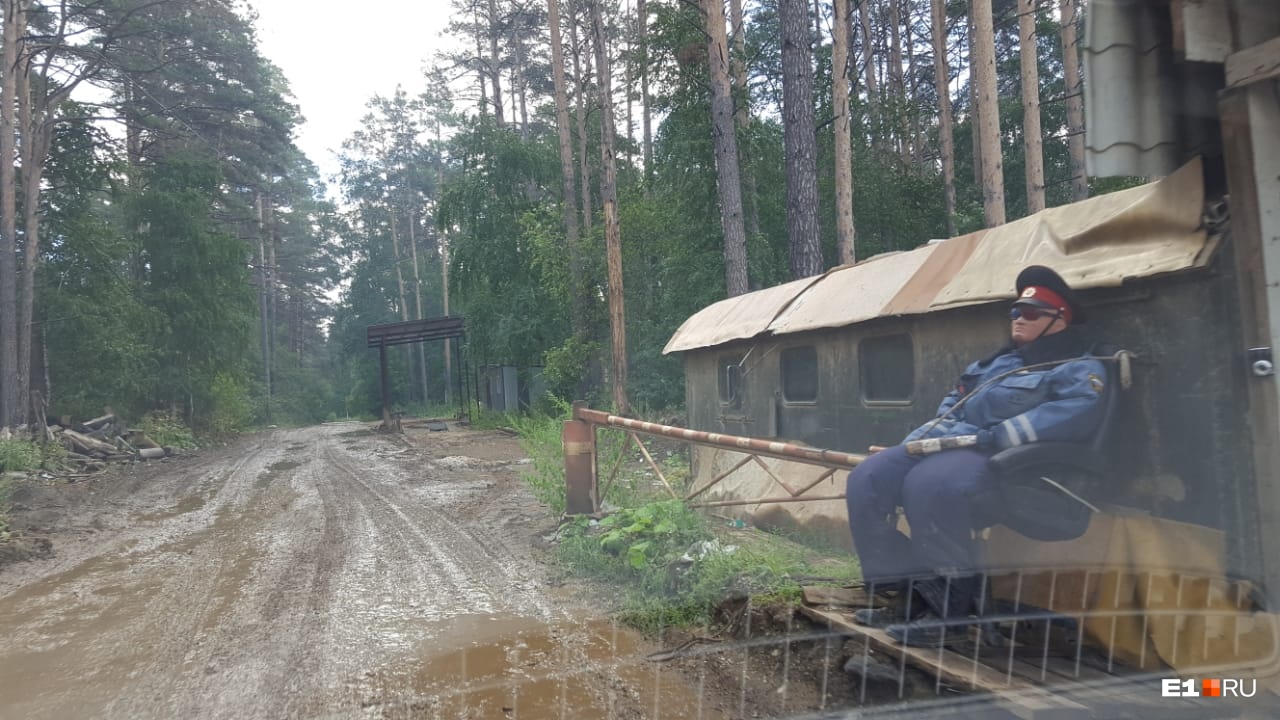 Въезд на свалку охраняет надувной гаишник Въезд на свалку охраняет надувной гаишник